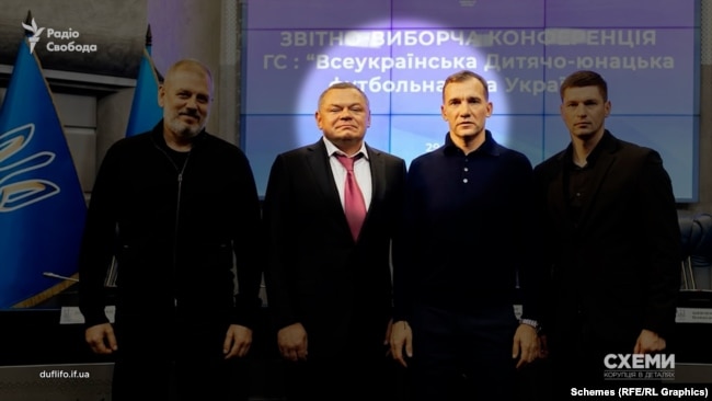 Віталій Борт фотографується, зокрема, з Андрієм Шевченком