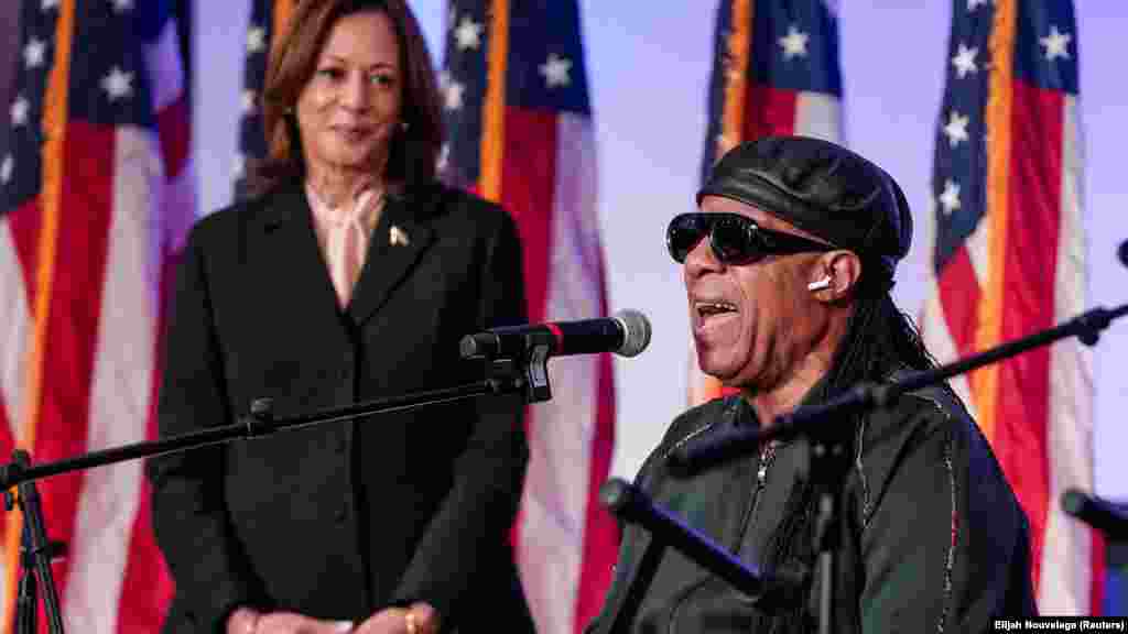 Stevie Wonder Kamala Harris demokrata elnökjelöltnek és amerikai alelnöknek énekel egy vasárnapi istentiszteleten a Divine Faith Ministries International Churchben az amerikai Georgia államban, Jonesboróban 2024. október 20-án.&nbsp;Harrist Hollywoodban Julia Roberts és Jane Fonda színész, valamint Bruce Springsteen, Usher és Lizzo zenész is támogatja