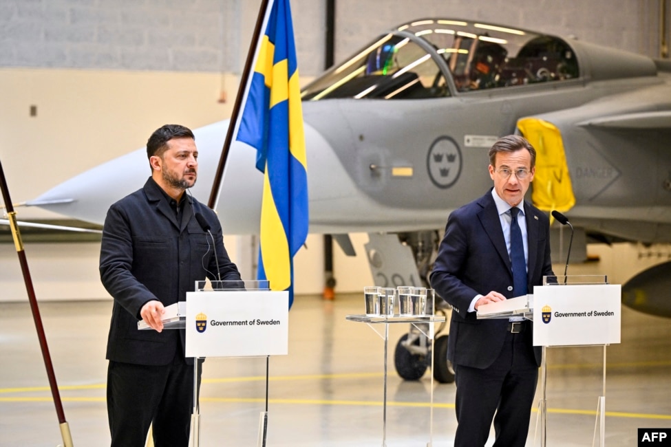 Presidenti ukrainas, Volodymyr Zelensky, dhe kryeministri suedez, Ulf Kristersson, gjatë njoftimit për dhurimin e aeroplanëve Gripen, në Upsala të Suedisë më 28 maj.