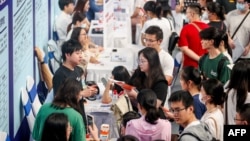 Diplomci univerziteta prisustvuju sajmu poslova u Vuhanu, u kineskoj centralnoj provinciji Hubei, 10. avgusta 2023.