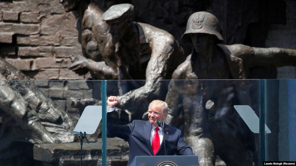 Дональд Трамп выступает на площади Красиньских в Варшаве у памятника участникам восстания в августе 1944 года