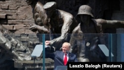 Дональд Трамп выступает на площади Красиньских в Варшаве у памятника участникам восстания в августе 1944 года