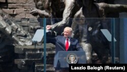 Дональд Трамп выступает на площади Красиньских в Варшаве у памятника участникам восстания в августе 1944 года.