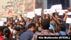طلبة جامعات موالون لجماعة الأخوان المسلمين يطالبون بإطلاق سراح زملاء لهم.