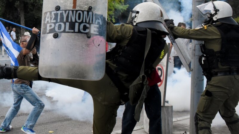 Солзавец врз демонстранти против посетата на Меркел на Грција