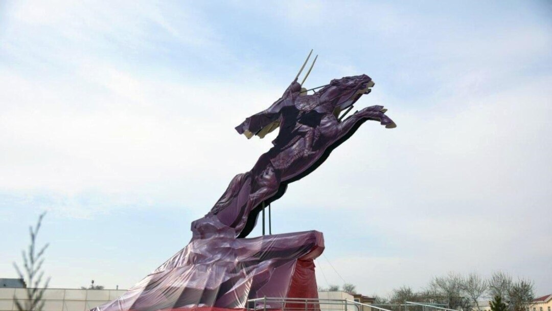 Мүйізді әйелдер етегінің астына трусисыз жүреді