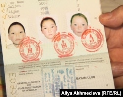 Фотографии детей репатриантки Сауле Каспай в ее паспорте. Алматинская область, март 2013 года. Иллюстративное фото.