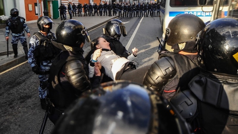 Стотици приведени на опозициските протести во Русија 
