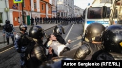 Задержание на акции оппозиции в Москве. 10 августа 2019 года.
