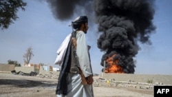 Pakistanın hava zərbələri nəticəsində neft anbarlarında yanğın. (Foto arxiv)