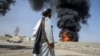 Talibanski borac nakon što su pakistanski zračni napadi pogodili skladišta nafte u blizini zračne luke Kandahar, mart 2026.