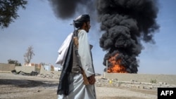 Talibanski borac nakon što su pakistanski zračni napadi pogodili skladišta nafte u blizini zračne luke Kandahar, mart 2026.