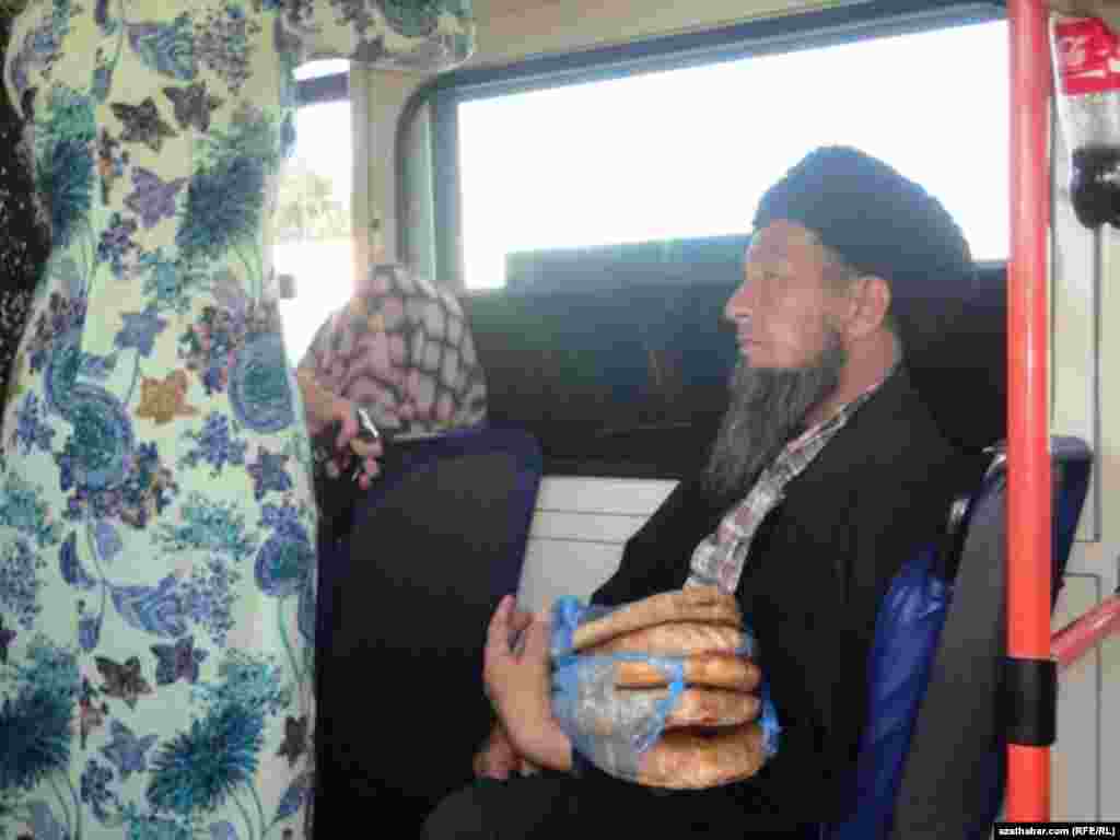 Eli çörekli ýaşuly awtobusda barýar