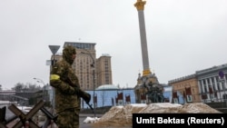  Український військовослужбовець на майдані Незалежності в Києві, 2 березня 2022 року