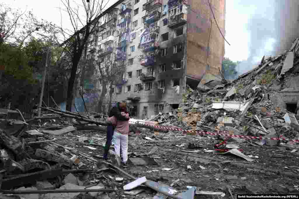 Подружжя біля зруйнованого внаслідок російського ракетного обстрілу будинку в Києві. Під завалами – їхній син. Пізніше рятувальники знайдуть його тіло. Київ, 17 червня 2025 року.За даними Моніторингової місії ООН з прав людини, у 2025 році загалом по Україні кількість загиблих цивільних внаслідок російських атак зростала, порівнюючи з 2024 роком. З січня по жовтень 2025 року, за офіційними даними, російські далекобійні дрони та ракети вбили 548 людей, а кількість поранених зросла до 3592