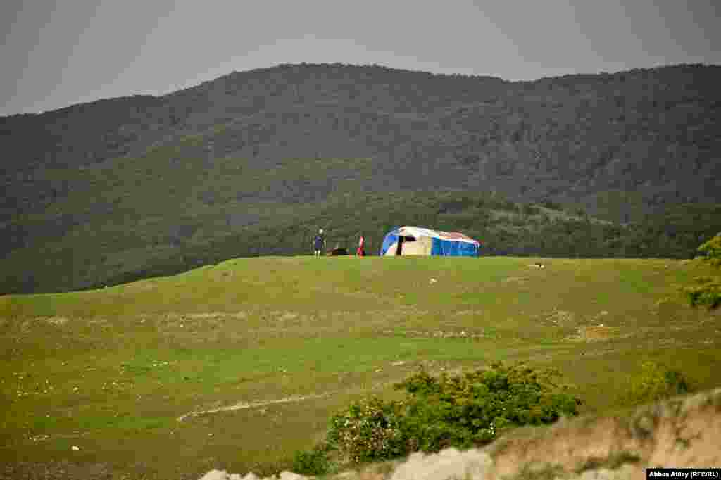 Göranboyun bu cür göz oxşayan gözəl təbiətinin məhvi sadəcə dağların patladılaraq silinməsi ilə məhdudlaşmır. Dağ ətəklərində "istirahət mərkəzləri" adıyla tikilən "obyektlər" təbiətə sağalmaz zərbəzlər vurur.
