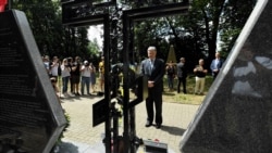 Петр Порошенко был инициатором строительства мемориала в польском селе Сахрынь, где произошло массовое убийство украинцев поляками. 8 июля 2018 года
