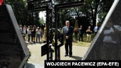 Президент України Петро Порошенко під час візиту до Польщі 8 липня 2018 року взяв участь у відкритті в селі Сагринь Меморіалу пам’яті українців, які загинули від рук польських «селянських батальйонів» та підрозділів Армії крайової у 1944 році