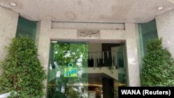 Intrarea în blocul-turn la baza căruia a fost descoperit trupul angajatei ambasadei, Teheran, 4 mai 2021