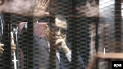Египеттің бұрынғы президенті Хосни Мүбәрак сот залында. Каир, 5 мамыр 2015 жыл.
