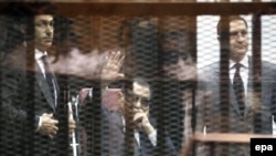Бывший президент Египта Хосни Мубарак и его сыновья на скамье подсудимых 