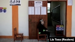 Žena čeka da glasa na glasačkom mestu Pedro Koča u Peruu, 11. april 2021. 