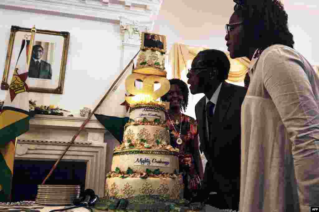 Роберт Мугабе отмечает свой 92-й день рождения с женой и дочерью. 21 февраля 2016 года