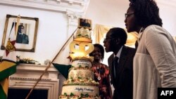 Президент Зімбабве Роберт Мугабе задмухує свічки на торті з нагоди свого 92-го дня народження, 22 лютого 2016 року