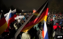 Прапори Німеччини і Росії на демонстрації антиісламського руху ПЕГІДА у Дрездені. Січень 2015 року