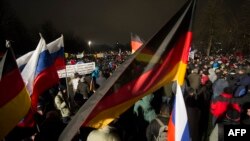 Zastave Nemačke i Rusije na demonstracijama antiislamskog pokreta PEGIDA u Drezdenu, 2015. godine