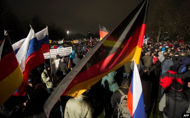 На демонстрациях правых популистов в Европе уже можно увидеть российские флаги. На снимке: митинг антиисламского движения ПЕГИДА в Дрездене, 5 января