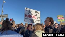 "Svi na ulice, napali su studente": Jedan od transparenata na novosadskim blokadama, 1. februar 2025.