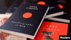 Knjige Anne Carson izložene u knjižari Waterstones u Londonu nakon što je proglašena dobitnicom Nobelove nagrade za književnost za 2026. godinu.