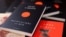 Knjige Anne Carson izložene u knjižari Waterstones u Londonu nakon što je proglašena dobitnicom Nobelove nagrade za književnost za 2026. godinu.