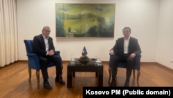 Pamje nga takimi i parë mes Kurtit dhe Hamzës, ditë më parë.