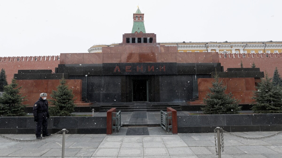 Мавзолей фото внутри. Ленин в мавзолее на красной площади. Ленин Владимир Ильич в мавзолее.