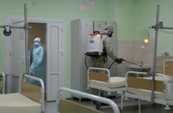 Палаталарды залалсыздандырып жүрген мамандар. Көрнекі сурет.