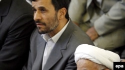 احمد جنتی، دبیر شورای نگهبان (راست) همراه با محمود احمدی نژاد، رییس جمهوری اسلامی ایران. (عکس: EPA)