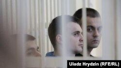 Яўген Бараноўскі, Антон Вяжэвіч і Ягор Скуратовіч падчас суду, 8 жніўня
