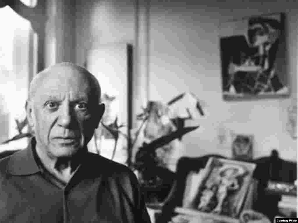 Photo by Franz Hubmann, Pablo Picasso in dessen Villa "La Californie", Cannes 1957, Silbergelatine, 40 x 40 cm ©