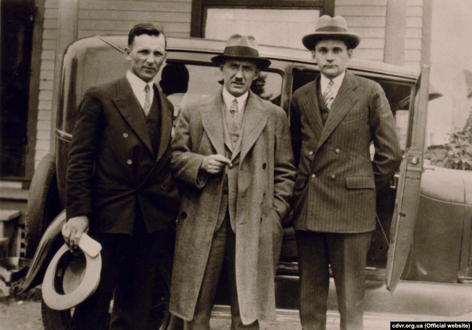 Євген Коновалець (по центру) із невідомими, 1930-і роки