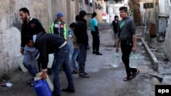 Sirianët në kryeqytetin Damask duke u furnizuar me ujë 