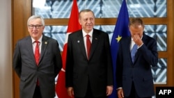 Jean-Claude Juncker (stânga), Recep Tayyip Erdogan și Donald Tusk (dreapta), la reuniunea NATO