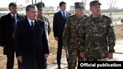 Президент Шавкат Мирзиёев өзбек армиясынын офицерлери менен. Сүрөт качан тартылганы белгисиз.