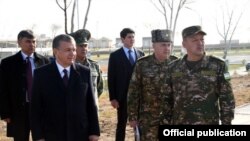 Президент Узбекистана Шавкат Мирзияев вместе с военными.