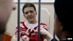 Nadia Savchenkos i vendosen prangat pasi ka përfunduar një paaraqitje në një gjykatë të Rusisë
