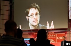 Эдвард Сноуден выступает на конференции по кибербезопасности через видеосвязь