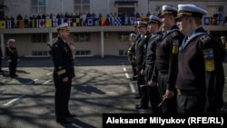 Контр-адмирал Андрей Тарасов поздравляет выпускников