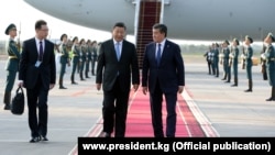 Китайский лидер Си Цзиньпин (слева) с президентом Кыргызстана Сооронбаем Жээнбековым во время визита в Бишкек, июнь 2019 года. 