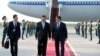 Kineskog predsjednika Si Đinpinga dočekao je njegov kirgistanski kolega Soronbaj Ženbekov tokom prošlogodišnje državne posjete Biškeku.